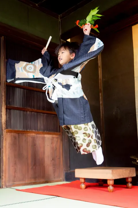 碁盤の儀で、碁盤から勢いよく飛び降りる男の子